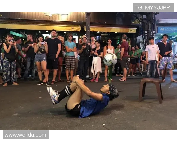 足球巨星变身普通路人街头现身引发惊艳反应网友纷纷猜测身份